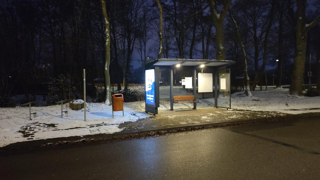 Foto van één van de bushaltes die vervalt