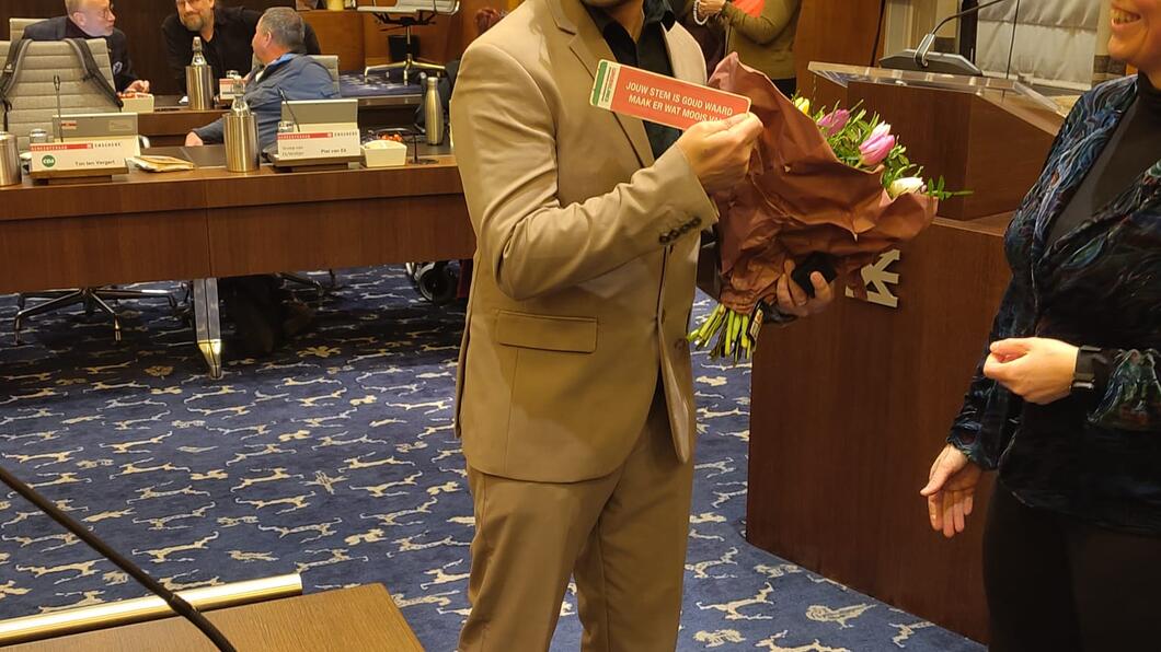 Ryaaz Nankoe ontvangt een presentje van het bestuur