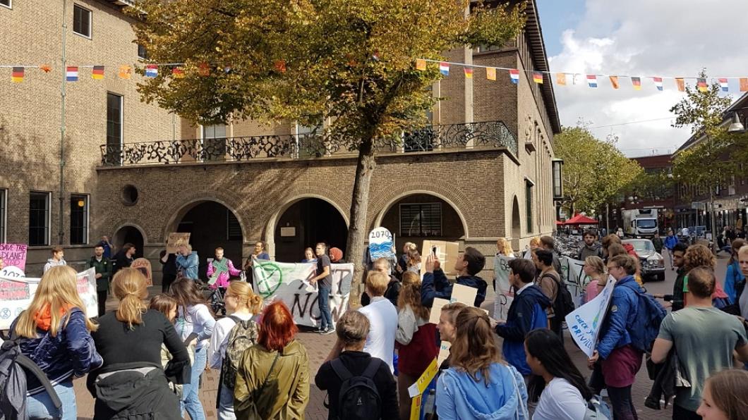 Klimaatstaking van 27 september in Enschede, foto gemaakt door Paulien Zomer klimaatmars_enschede_sep2019_groenlinks.jpg