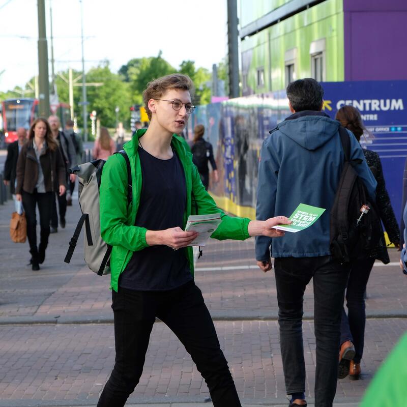 Flyeren op straat, stockfoto Groenlinks