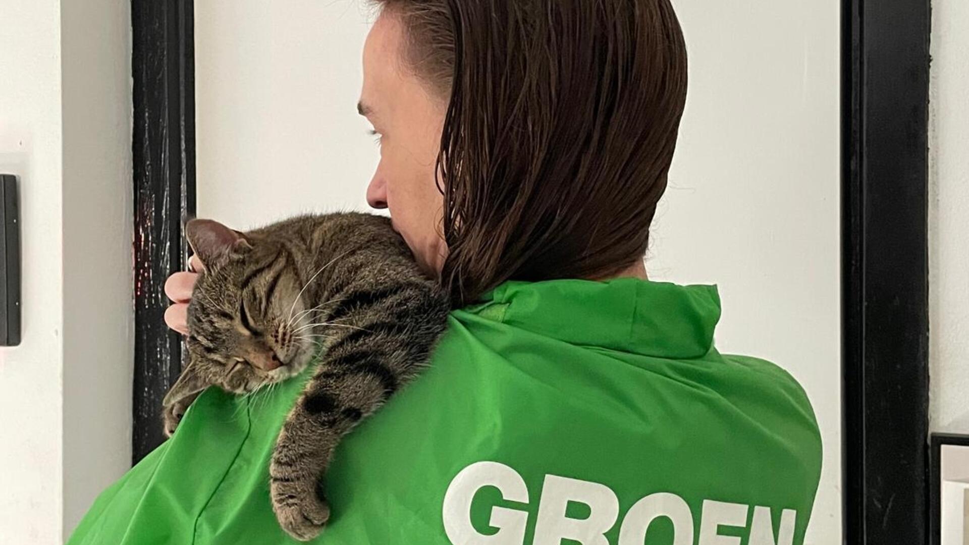 Judith Hofte met Groenlinks jack en kat