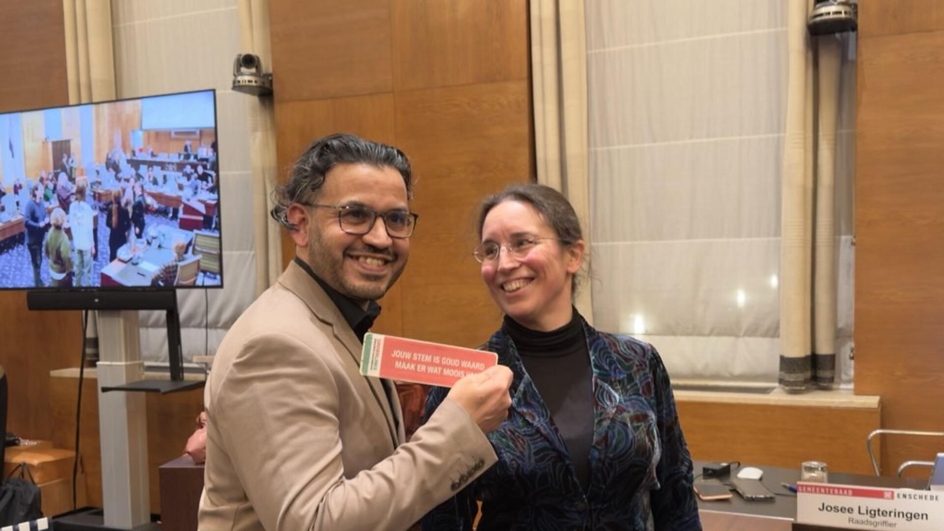 Ryaaz ontvangt presentje van het bestuur