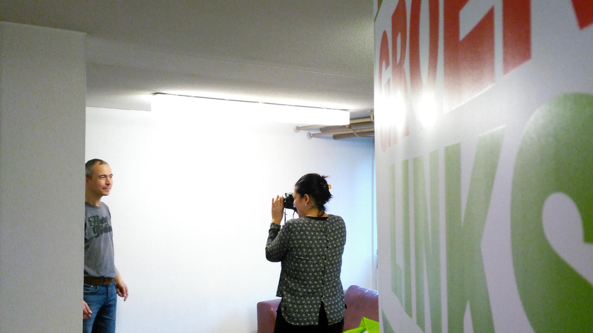 Fotograaf Arwen in actie met kandidaat Everwijn